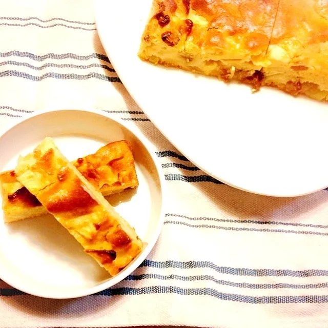 Snapdishの料理写真:りんごとレーズンのケーキ|桂箱丸さん