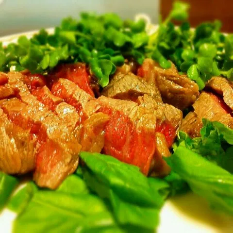 牛肉のタタキに香草を付け合わせました☆|蓼沼さん