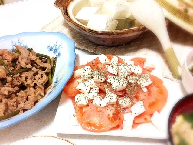 Snapdishの料理写真:豚小間と大蒜の芽の焼肉のタレ炒め、イタリアン冷やしトマト、湯豆腐、肉団子入りニラ玉スープ|大くんママさん