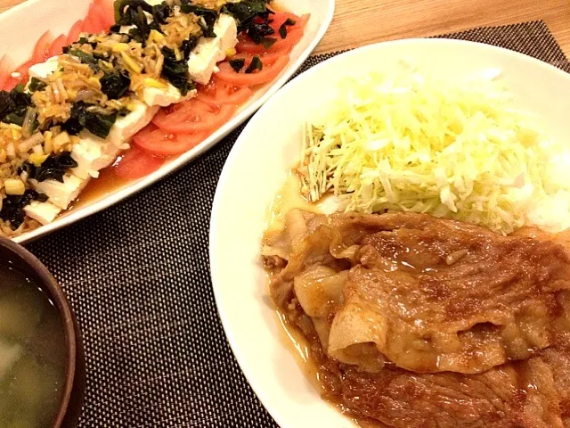 Snapdishの料理写真:生姜焼きとトマトと豆腐とわかめの香味ソース|ayuさん