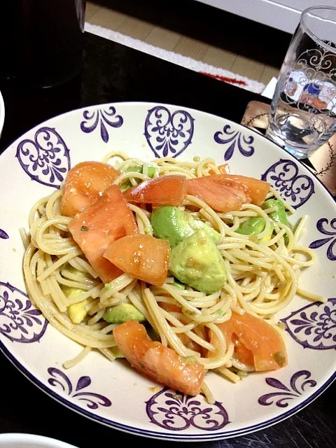 Snapdishの料理写真:アボカドとトマトのオイルパスタ|T.hananaさん