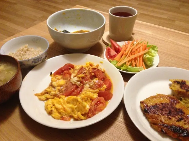 西京焼き、蕃茄炒蛋、かぼちゃの煮物、しょうがスープ。西京焼き美味しかったけど冷めちゃった…(´･_･`)|うみちづさん