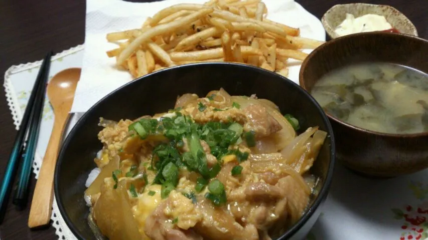 Snapdishの料理写真:１/18 親子丼、ポテトチップスフライ、お味噌汁|あいちゃんさん