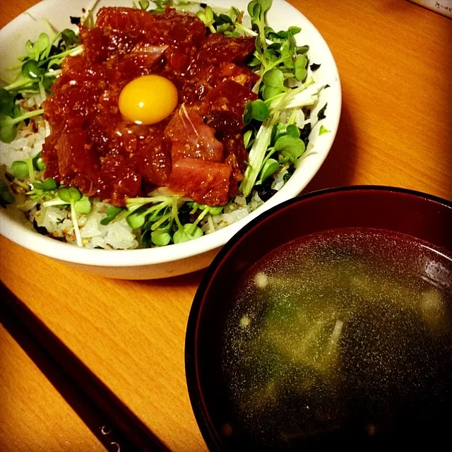 カツオのユッケ丼、ワカメとエノキとカイワレの中華スープ|しるひなさん