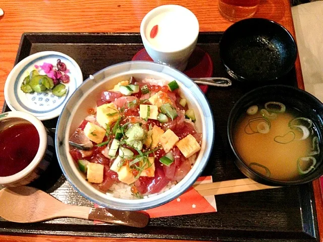 Snapdishの料理写真:海鮮丼！デザートは杏仁豆腐！|masakoさん