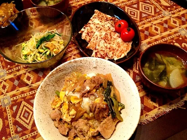 Snapdishの料理写真:すき煮の卵とじ丼＊長芋のハッシュポテト風＊もやしと水菜のキムチナムル＊ワカメと大根の味噌汁|まどかさん