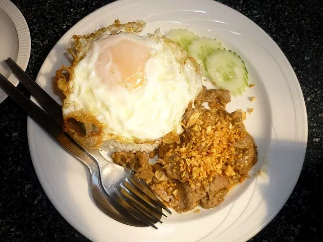 Khao moo gatiam khai dao(fried pork with garlic and egg) for. Husband|🍰bonus natthakarn🍴さん