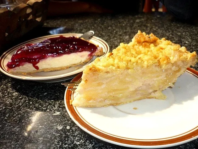 My blueberry cheese cake and apple crumb for my husband.|🍰bonus natthakarn🍴さん