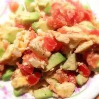 Snapdishの料理写真:Eggs Scrambled with Avocado, Onions and Tomato|Healthy eatingさん