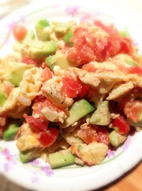 Snapdishの料理写真:Eggs Scrambled with Avocado, Onions and Tomato|Healthy eatingさん