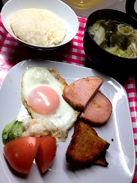 ハムエッグの朝ごはん。味噌汁は、メカブと白ネギ|ハルさん