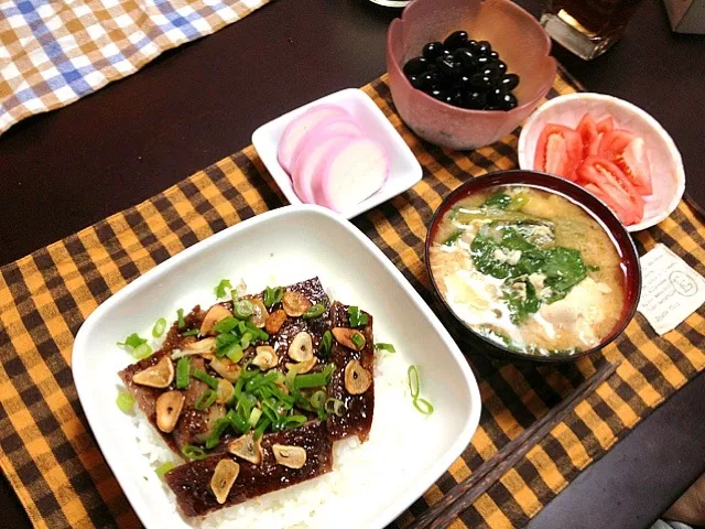 ステーキ丼.ほうれん草と豆腐のかき卵汁.お節の残り黒豆とカマボコ|恭子さん