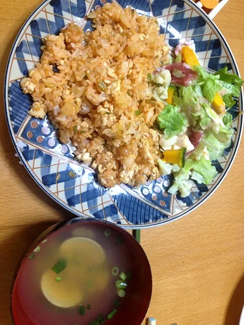 Snapdishの料理写真:ケチャップライス＆生ハムサラダ＆蛤のお味噌汁|お父ちゃんファミリーさん