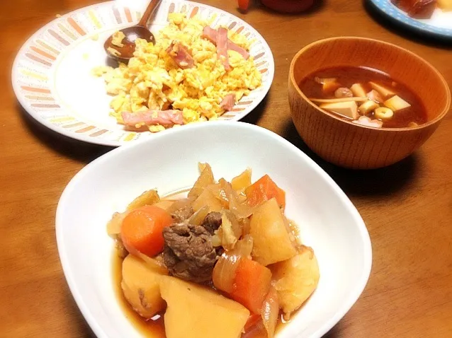 Snapdishの料理写真:肉じゃが&中華風ベーコン炒り玉子|🍎ゆかりんご🍎さん