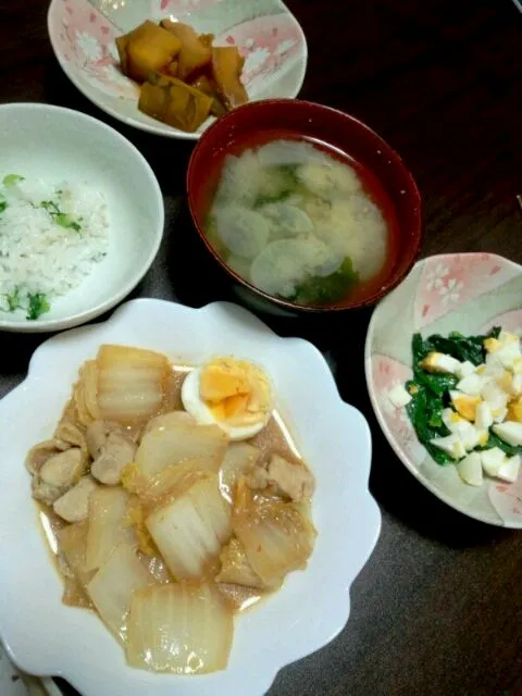 【旦那メシ】白菜と鶏のピリ辛味噌煮、ほうれん草のミモザ風サラダ、カボチャの煮物、大根とワカメの味噌汁、大根葉の混ぜご飯|さやたんさん