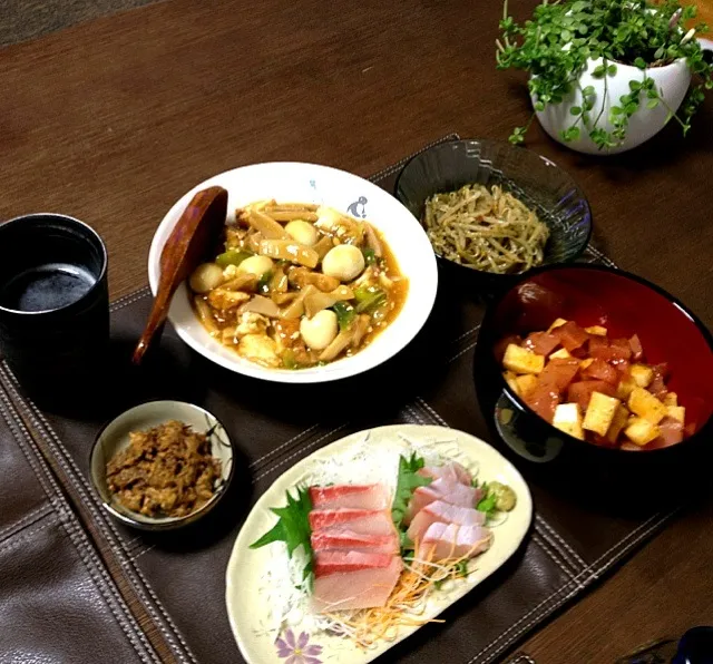 鮪と長芋のユッケ、鰤トロの刺身、牛すじコンの土手煮、厚揚げとエリンギのうま煮、モヤシのナムル、ビール|pentarouさん