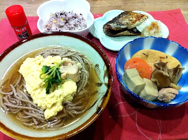 Snapdishの料理写真:かしわ卵とじ蕎麦・雑穀米ご飯・がんも高野豆腐舞茸煮物・糠ニシン|まーままさん