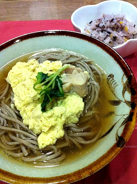 かしわ卵とじ蕎麦と雑穀米ご飯|まーままさん