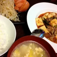 ニンニクの芽入り麻婆豆腐、モヤシの胡麻和え、トマト、卵スープ|あんじぇらさん