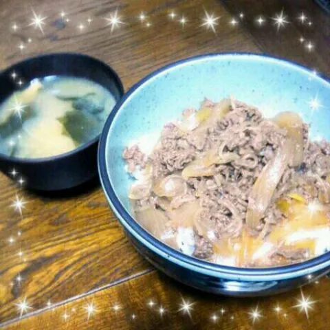 Snapdishの料理写真:牛丼＆ワカメと油揚げの味噌汁|えっちゃんさん