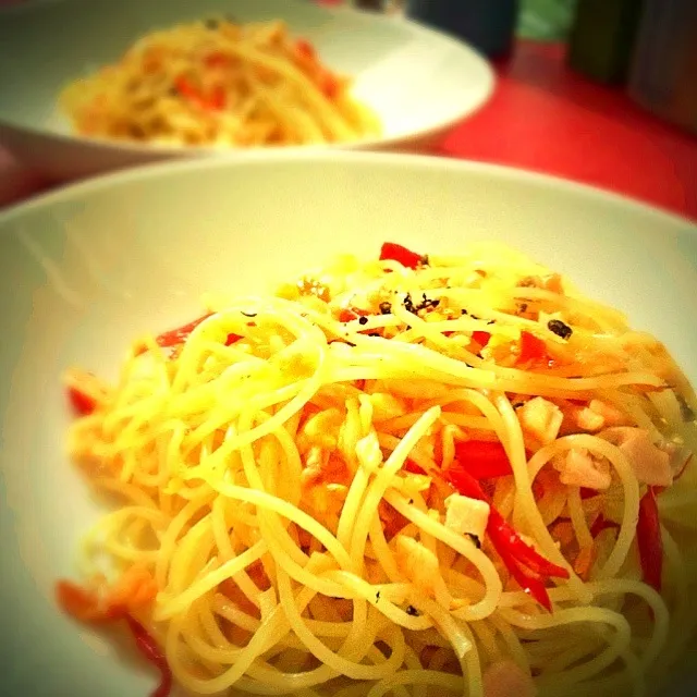 Snapdishの料理写真:Spagheti Aglio Olio Smoked Salmon|Iwan Setiawanさん