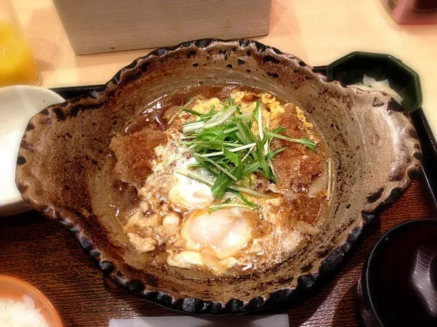 四元豚のロースかつ玉子とじ土鍋定食(ご飯少なめ、味噌汁、沢庵付)|にゃんさん