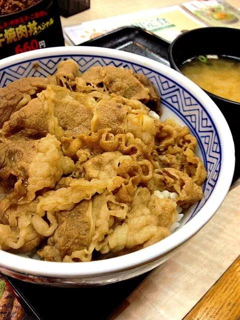 Snapdishの料理写真:やけ食い（笑）牛丼＆味噌汁（笑）|KAZUTOさん