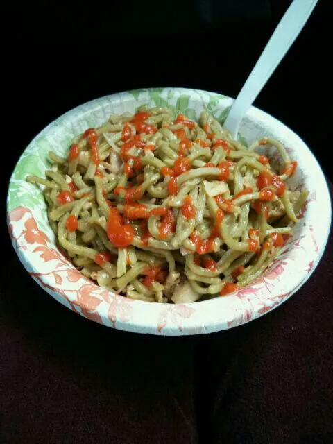 green noodles with sriracha|Ivyさん