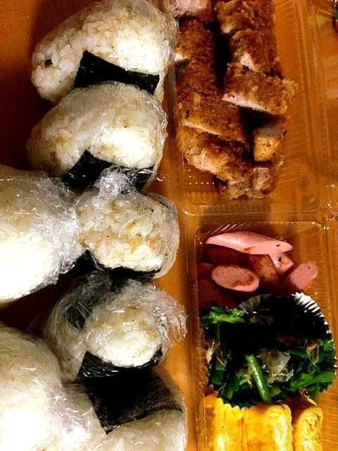 昨夜、お弁当持って釣りに行くとか急に言われて朝から冷蔵庫にある物で作ったお弁当 ( ꒪⌓꒪)|あいさん