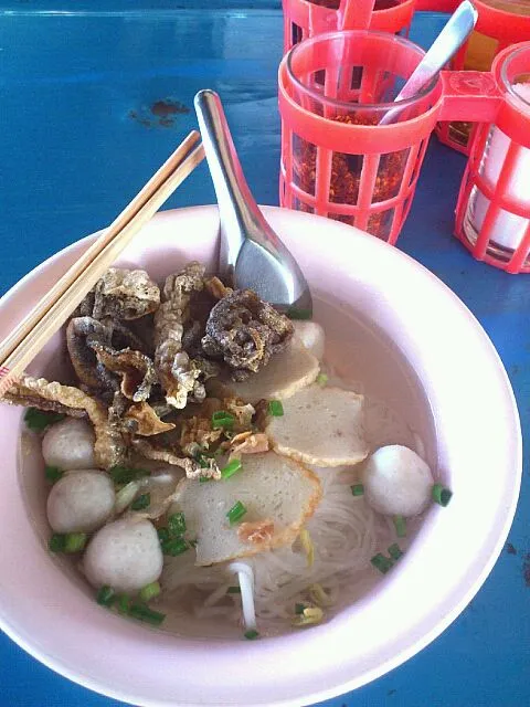 魚のすり身ボール入りタイ風ラーメン|かんたろうさん