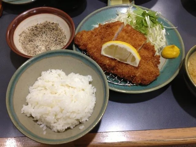 函館松風町とんかつとんきのロースかつ定食¥800やっぱとんかつ屋のとんかつはウマい胡麻とすり鉢が付いてくるんだけど、白胡麻と黒胡麻が半々でとても香ばしいです美味しく頂きましたぁ(^^)／~~~|函館B級グルメ調査隊体調さん