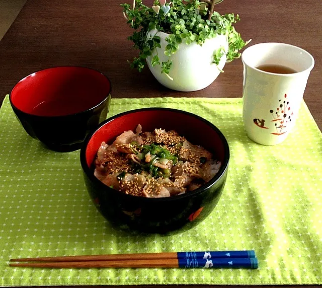 胡麻たっぷりネギ塩豚丼、わかめスープ、ほうじ茶|pentarouさん