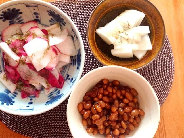 赤カブと大根の塩ヨーグルト漬けとザゼンマメ(大豆を煮たもの)|akikoさん