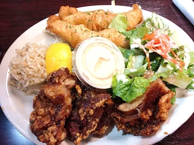 Beer batter fish, spicy garlic chicken with brown rice and side salad|Johnnyさん