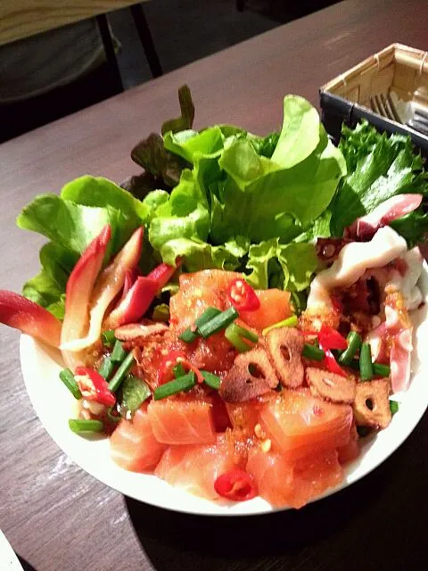 Snapdishの料理写真:Spicy sashimi salad woww|petenarakさん