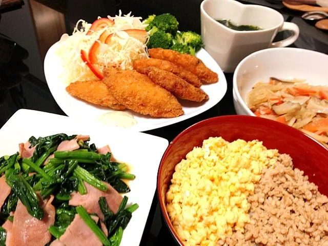 1月20日晩ご飯♪  鶏そぼろ丼、ほうれん草とベーコンのオイスターソース炒め、白身魚のフライ、サラダ、切り干し大根の煮物、舞茸とワカメのスープ|カナエさん