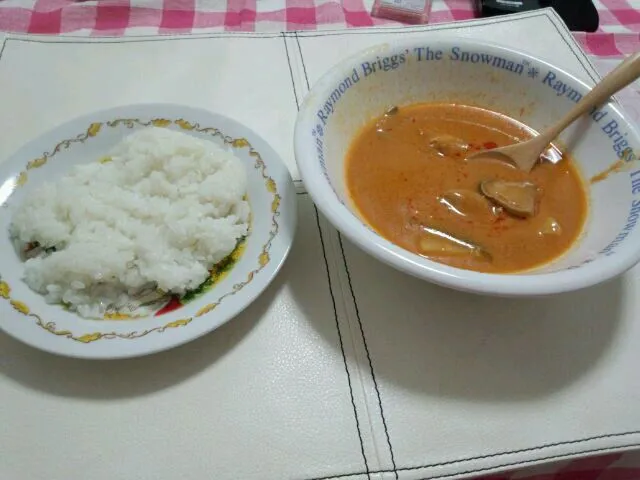 Snapdishの料理写真:無印のレッドカレー。レトルトだけど意外に美味|わこさん