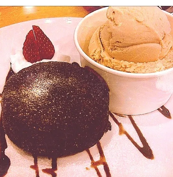 Lava Cake with Baileys Ice Cream|anisa dhaniapriantyさん