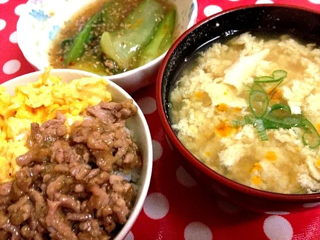 Snapdishの料理写真:そぼろご飯、台湾風豆乳スープ、青梗菜の煮物|ゆうかさん