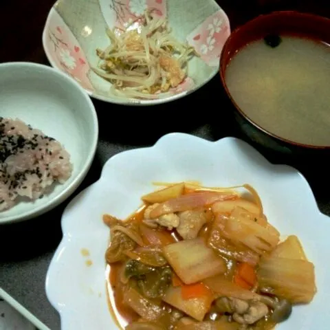 【旦那メシ】鶏とじゃがいものケチャップ煮、もやしと薄揚げのお浸し、エノキのお味噌汁、赤飯|さやたんさん