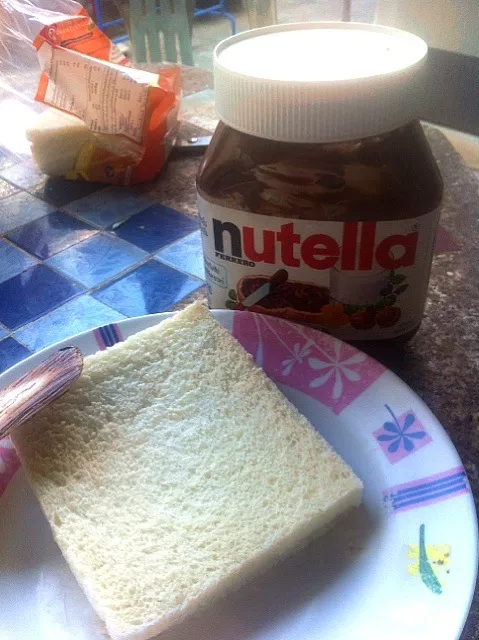 Bread and Nutella. My son favorite.|🍰bonus natthakarn🍴さん