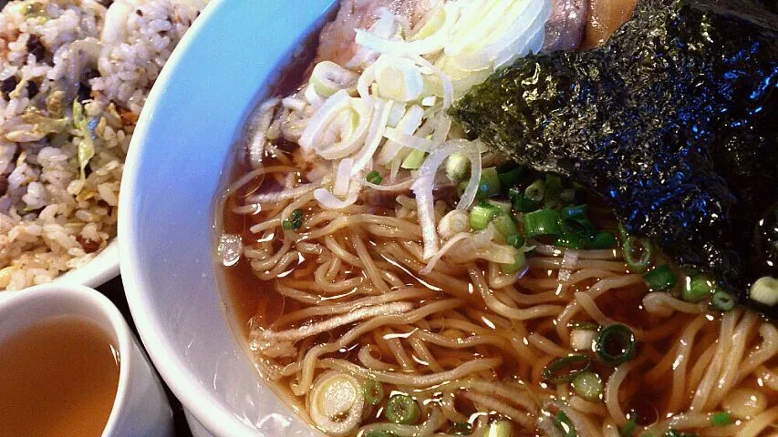 Snapdishの料理写真:醤油ラーメンとキャベツ炒飯|ピロリさん