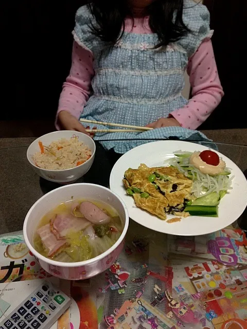 Snapdishの料理写真:枝豆とキクラゲのオムレツと白菜にベーコンスープとお吸い物で炊き込み御飯|シャンドラさん