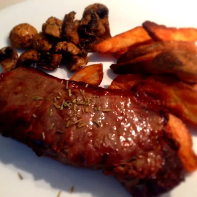 Steak with baked mushrooms and wedges|Ivis Chinさん