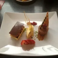 Deconstructed snicker with red berry sauce and vanilla ice cream|anthony jason leeさん