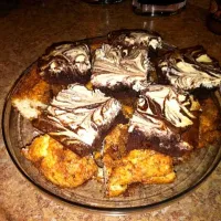 Snapdishの料理写真:Cheesecake brownies with Ghirardelli chocolate chips and crumb cake.|Tatiさん