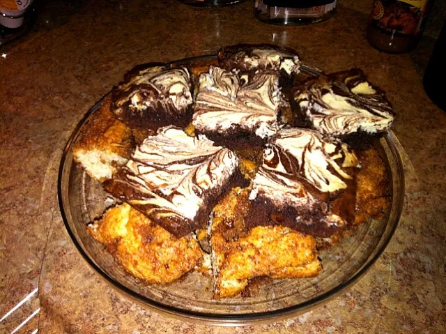 Snapdishの料理写真:Cheesecake brownies with Ghirardelli chocolate chips and crumb cake.|Tatiさん