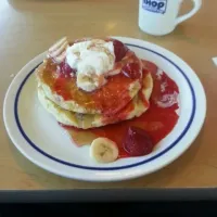 Strawberry banana pancakes|Baldomero Gutierrezさん