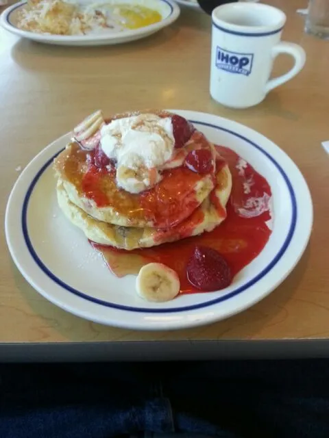 Strawberry banana pancakes|Baldomero Gutierrezさん