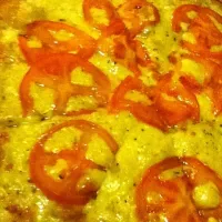 Mozzarella cheese and tomato pizza|claudia molinaさん